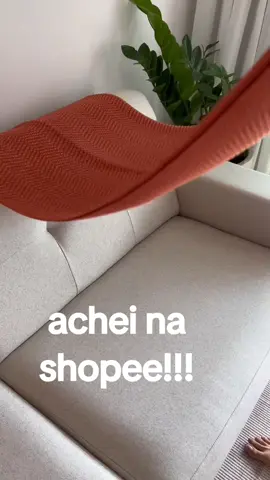 MANTA DECORATIVA ALGODÃO CHARLOTTE A Manta Decorativa Charlotte terracota é uma peça que une beleza, conforto e elegância. Feita em 100% algodão, ela é ideal para usar no sofá, na cama, em poltronas e até mesmo em bancos de madeira. As mantas trazem textura e aconchego e proporcionam uma proposta mais descolada para qualquer ambiente. Aposte nas mantas e deixe sua casa ainda mais convidativa! Faça combinação com almofadas. #manta #frio #inverno achadinhoshopee #decoração 