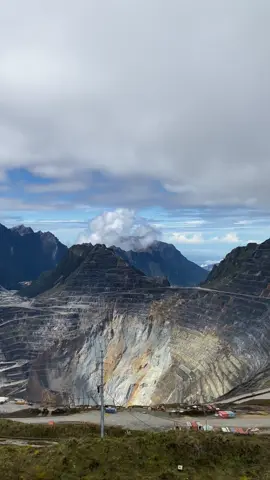 Tambang Grasberg adalah tambang emas terbesar di dunia dan tambang tembaga ketiga terbesar di dunia. Tambang ini terletak di Kabupaten Mimika, Papua Tengah, dengan ketinggian 4258 meter diatas permukaan laut