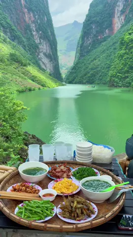 Đi Hà Giang bạn đã ăn cơm ở view trịu đô này chưa #xuhuong #travel #hagiang #songnhoque #hemtusan #viewtrieudo #thiennhien #kimlangthang #pkimanh00 