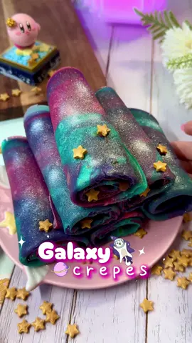 🌸 GALAXY CREPES 🌌  @burpee_vet⁣ ⁣ 🌸 Te dejo un truco para llevar los crepes al siguiente nivel🤭 tan bonitos que da hasta pena comérselos 🌟  🌸 INGREDIENTES (unos 10 crepes) ➖ 250 gr de harina de avena/trigo ➖ 500 ml de leche (o bebida vegetal) ➖ 6 gr de endulzante sabor nata (o x10 eritritol/azúcar) ➖ 4 huevos ➖ 30 gr de mantequilla derretida ➖ esencia de vainilla ➖ Colorante morado, turquesa y rosa ➖ purpurina comestible 🔥 IMPORTANTE utilizar una sartén antiadherente además de ponerla a fuego bajo/medio para evitar que se queme la masa 🌈 Puedes conseguir mi endulzante YUMMY  en la web de @big_suplementacion, a través del link que tienes en mi biografía. Además con el código ✨BURPEE✨ tienes un 10% en tu pedido.⁣⁣ ⁣ .#tiktokespaña #cocinaentiktok #postres #recetas 