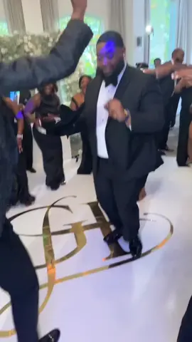 The dancing chef 🕺🏽🕺🏽👨🏾‍🍳 , My brother wedding was a Movie so i had to give it the vibez Ny ish  😎 #chef #dancingchef #Getlite #harlemshake #cookinguponthedancefloor #wedding #weddingparty #TheSykes #Sykesthelimit 