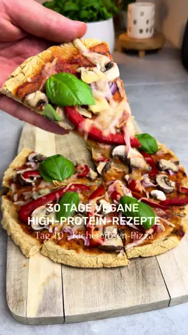Tag 10 - Kichererbsenpizza 🍕  Zutaten für 1 Pizza: 1 Dose Kichererbsen (240g) 60 g Kichererbsenmehl 2 EL Speisestärke 30 ml Wasser 1/2 TL Salz 1 TL Knoblauchpulver 1/2 TL Oregano  Pizzasauce: 60 ml passierte Tomaten 1 EL Olivenöl 1/2 TL Oregano 1/2 TL Knoblauchgranulat 1/4 TL Salz Sonstiges: 30 g veganer Reibekäse Champignons  Paprika  Zwiebeln Zubereitung: Den Ofen auf 180 Grad Umluft vorheizen. Alle Zutaten für den Teig in einen Food-Processor oder leistungsstarken Mixer geben und zu einer einheitlichen Masse pürieren. Den Teig auf ein Backpapier geben, mit der Hand zu einer Pizza formen und für 15 Minuten verbacken. Währenddessen die Tomatensauce und das Gemüse vorbereiten. Nach den 15 Minuten den Boden mit der Tomatensauce bestreichen und das Gemüse sowie den Reibekäse darübergeben. Nochmal für etwa 10 Minuten backen. Nährwerte pro Pizza: 817 kcal 36 g Protein 98 g Kohlenhydrate  12 g Ballaststoffe 24 g Fett #veganerezepte #highprotein #kichererbsen 