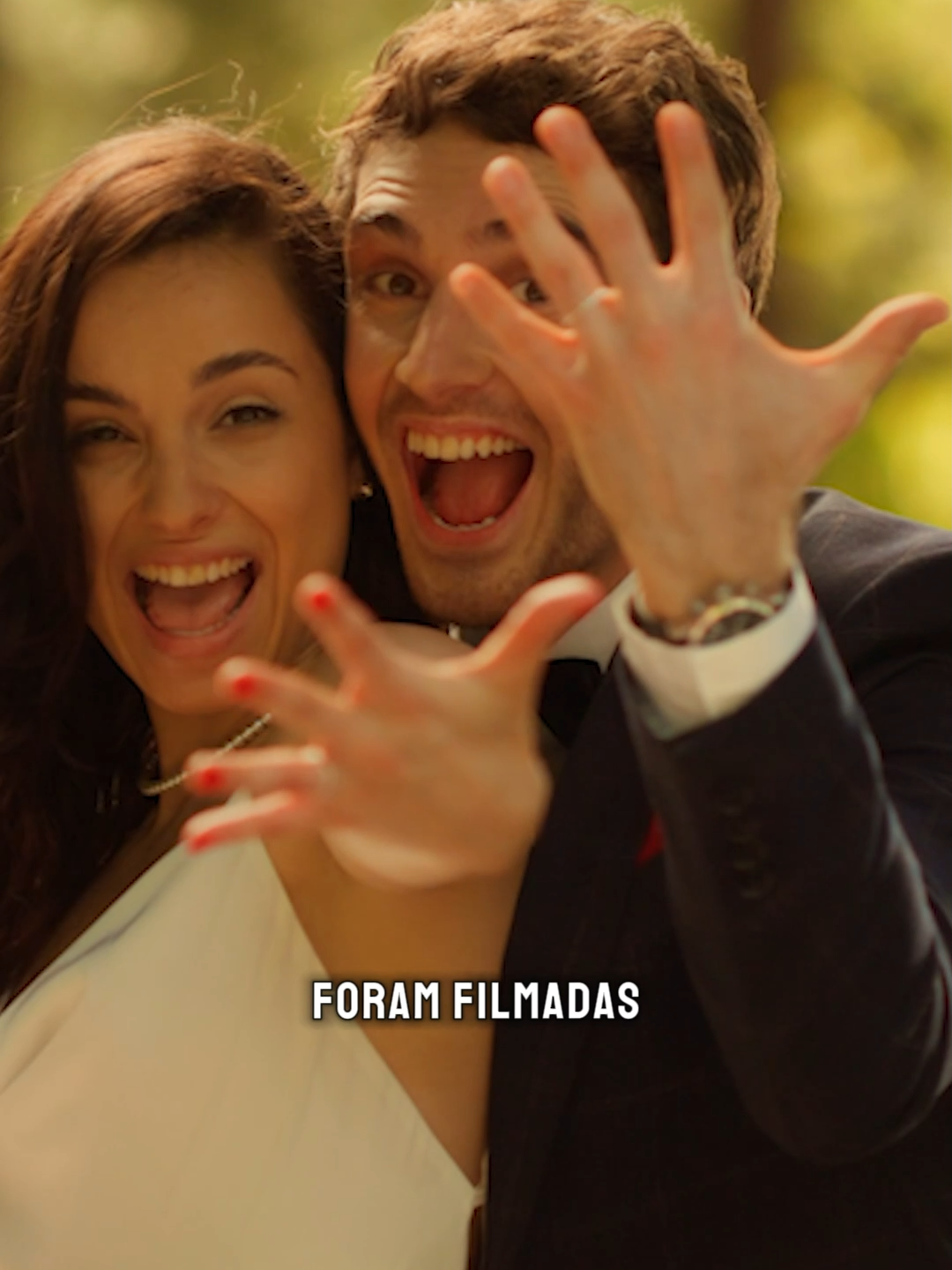 Sabe como você pode editar um vídeo de casamento de forma mais agradável e prática? Pra editar um vídeo de casamento sem esquentar a cabeça, a gente precisa primeiro ver todas as cenas que foram filmadas. Aí, separamos elas por assuntos ou momentos e escolhemos as melhores partes. Como se fosse montar um quebra-cabeça! Juntamos as partes boas e deixamos de lado as partes mal gravadas, tremidas e sem sentido. Isso se chama **