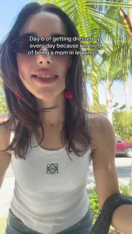 Day 6 of dreasing up every day and getting out of leggings 🤍