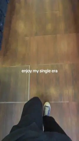 jika ingin menjadi raja, jangan mencari ratunya dulu, tapi bangunlah kerajaannya dulu maka ratu akan menunggumu di depan gerbang kerajaanmu.