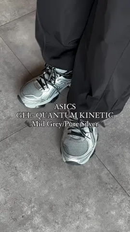 ASICS GEL- QUANTUM KINETIC シルバーのアッパーにブラックソールで綺麗なスタイルにも合わせやすい。 大人カジュアルなスタイルと相性抜群でした👍 #asics #asicsgelquantum  #kicks #sneakers #スニーカー #スニーカー紹介 #OOTD #outfit #fyp #fashion 