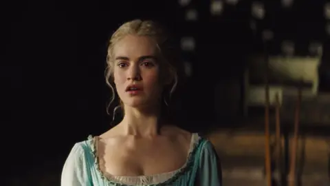 O som do sapatinho quebrando :(…#cinderella #disneyplus #brandycinderella #fy #foryou #entregatiktok #vaiprafycaramba #princesasdisney #liveaction #vaiprofyinferno👺🔪 