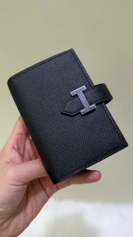 So nice~ BEARN CARD HOLDER WALLET SO BLACK! #cardholder #bearncardholder #wallet #hermescardholder #hermesbearncardholder #hermeswallet #hermesbearn #hermesbearnwallet #hermesbearnminiwallet 