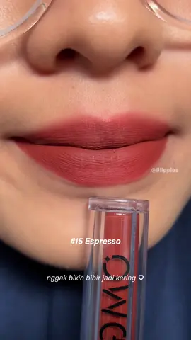 Bakal tetep bikin bibir jadi kering nggak ya? NGGAK 😍 kali ini formulasi barunya nggak bikin bibir jadi kering kerontang ♡ Aku dulu juga pengguna lip cream @OMG versi lama, dan kalo dibandingin emang ada perubahan. Formula yang sekarang lebih ringan dan di bibir nggak kerasa kering. Pigmentasinya tetep juara dan bakal transferproof kalau udah set. Tapi, aku saranin tetep dibikin lembab dulu yaa bibirnya. Kalo kalian, suka shade yang nomor berapa? Produknya ada di keranjang kuning yaa!! Follow me for more swatch and review ˶ᵔ ᵕ ᵔ˶  tags: #OMG #LipCreamOMG #OMGMattelastLipCream #RekomendasiLipCream #LipCream #OhMyGlamLipCream #creatorsearchinsights #promoguncang66 