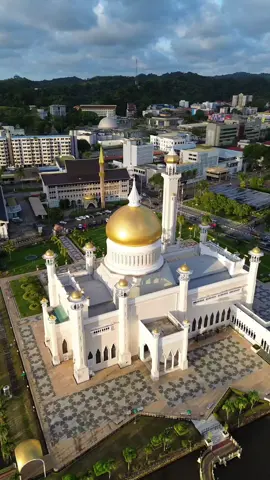 Sultan Omar Ali Saifuddien Mosque Brunei. Shot with Dji Mini 3. . . . #brunei #bruneitiktok #bruneidarussalam #brunei🇧🇳 #bruneitiktokers #bruneiphotography #bruneiphotographer #mosque #bruneitourism 