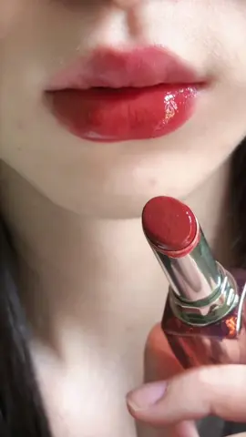 Son thỏi bóng Mistine màu S05 xinh vl 😍✨ #crexiaohongshu #lipstick #sonmoi #mistinethailatte #BeautyTok #swatches #swatchson #BeautyTok #fyp #xuhuong #trending 