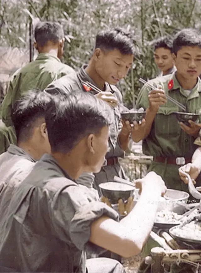 Bữa cơm đạm bạc trước trận đánh. Các cụ toàn cực phẩm cả.