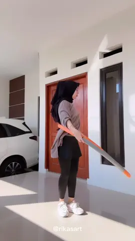 Pecibta hula hoop sini kumpul. Kalian wajib punya hula hoop ini karena ada pemberatnya loh. cek alatnya dikeranjang kuning. #cardio #olahragadirumah #workout #olahraga #olahragadirumah #alatolahraga 