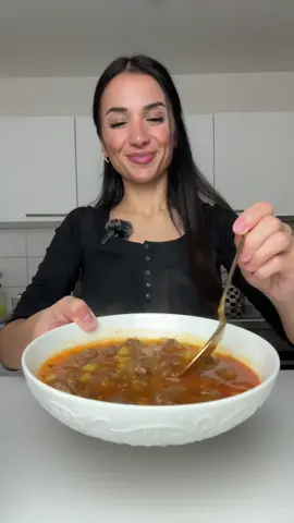 Heute ist Suppenwetter für mich 😊 Zutaten für die Köfte: 400gr Hackfleisch, 1 Zwiebel, 3 Knoblauchzehen, Salz, Pfeffer, Paprika Edelsüß, Paprika rosenscharf, Vegeta, 1 EL Mehl, 2EL Weichweizengrieß.  Zutaten für die Suppe: 1 Zwiebel, 1TL Paprikamark, 1EL Tomatenmark, 1,5L Gemüsebrühe, 2 kleine Kartoffel, 1EL feiner Bulgur, Salz, Pfeffer, getrocknete Minze und Paprika rosenscharf.  Die Suppe wurde erstmal mit der Köfte und den Kartoffeln für 15-20 Minuten gekocht, nachdem Bulgur für weitere 5-6 Minuten, dann ist sie auch schon fertig 😊 #foodtiktok #EasyRecipe #simplerecipe #Foodie #fy #viral #rezept #suppe #yemektarifleri 