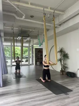 Khởi động đủ để kích hoạt cơ lõi và đôi chân khoẻ để lên dáng đảo ngược nâng cao nhé#bleafwellnesscentre #aerialyoga #yoga #gardenyoga #outsideyoga #thaodienq2 #aerialflow 