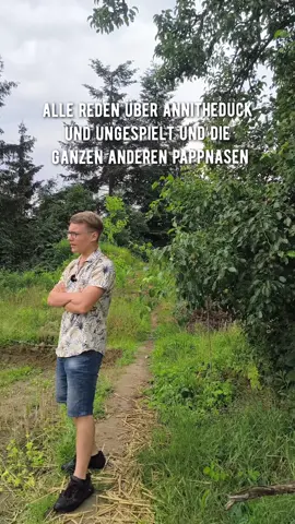 Haus-Katzen sind ein No-go ✌🏼 Übrigens hier nochmal eine Liste mit weiteren belastungsfaktoren der Vogelpopulation: Die Top 5 Risiken für Vögel in Deutschland umfassen Glasfassaden, Hauskatzen, Verkehr, Stromleitungen und Windkraftanlagen. Hier sind die Details und Schätzungen zu den Todeszahlen: 1.) Glasfassaden und Fenster: Vögel kollidieren oft mit Glas  in Deutschland sterben jährlich etwa 100-200 Millionen Vögel durch Kollisionen mit Glasfassaden und Fenstern . 2.)Hauskatzen: Studien schätzen, dass Hauskatzen in Deutschland jährlich etwa 100-200 Millionen Vögel töten . 3.)Verkehr (Straßenverkehr): Schätzungen zufolge sterben jährlich etwa 70 Millionen Vögel durch Kollisionen mit Fahrzeugen auf deutschen Straßen . 4.)Stromleitungen: Es wird geschätzt, dass jährlich etwa 1 bis 2 Millionen Vögel in Deutschland durch Stromleitungen getötet werden . 5.)Windkraftanlagen: Es wird geschätzt, dass jährlich etwa 100.000 bis 200.000 Vögel durch Windkraftanlagen in Deutschland getötet werden . Diese Liste wurde mit ChatGPT erstellt ✌🏼 #Vogelgarten #vogelsterben #katzen #hauskatzen #vögel #insektenparadies #inseltenfreundlich #insektensterben #garten #artensterben #halsband #natur #naturnah 