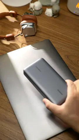 It's better to choose a regular power bank than this one that can charge laptops#degital #iphone #poweerbank #macbookpro 