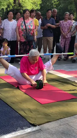 86-year-old grandma, her leg strength is amazing! This yoga pose is really difficult! Grandma is very relaxed! Like for the grandma👍❤️ 💢Tips By:@dxf029 (Save & Share) #calisthenicslearn #flexibility #yoga #calisthenics_learn #flexibilitychallenge 