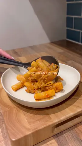 Creamy sausage rigatoni 😍 . This pasta recipe is a must try, SO easy but so tasty!  . Recipe for 2: 120g rigatoni  3 sausages @aldiuk  White onion  1tbsp tomato puree  160g garlic Passata  1tsp @verylazyfooduk garlic  80ml single cream  20g Parmesan  . Method: • fry off the onion on a low heat and add the lazy garlic  • when softened, peel the skin off the sausages and add to the pan, continue to break up as it cooks  • when the sausages have cooked, add the tomato puree and cook for a few minutes on a medium heat  • add in the Passata and single cream & combine  • add the cooked pasta to the pan followed by 10g Parmesan  • cook on low for a few minutes until the sauce has reduced  • serve with 5g Parmesan and chilli flakes (optional)  . . . . . . #sausagepasta #sausagerigatoni #recipes #cookdinnerwithme #makedinnerwithme #DinnerIdeas #sausagerecipes #highprotein