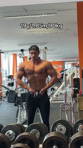 Was sagt ihr zur Form ?:) #gym #viral #fyp #fy #body #bodybuilding #sport #muskeln #19yo #aesthetic #posing #workout #muskelaufbau #transformation #sixpack #training #trend 