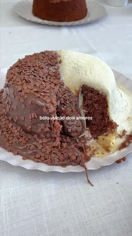 uma metade do bolo é coberta com brigadeiro ao leite + granulado belga e a outra com brigadeiro de ninho 😮‍💨 #fy #fyp #viral #chocolate #chocolatelover #chocolover #chocolatecake #cake #baking #cooking #bolo #bolodechocolate #bolodoisamores #ninho