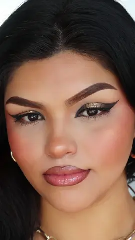 Idea y hack de delineado con sombra #Eyeliner #maquiagem #maquillaje #makeup #anabelladeconstanza 