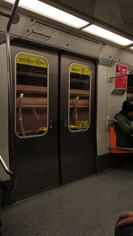 Así se escucha un metro vacío y un atardecer  me da nostalgia  #metro #metrodesantiago #chile  #atardecer 