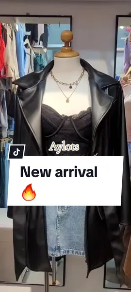 Un infaltable esta temporada es el blazer en cuerina, te armará todo el outfit 🖤🔥 #invierno #grwm #parati #tendencia #blazer #cuerina #OOTD #pinterest #inspooutfit #sacos 