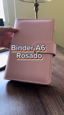 🩷BINDER A6 ROSADO Organiza y planifica tu día a día con los binder más versátiles y funcionales. Tamaño perfecto para llevarlo a cualquier lugar Incluye: - Binder A6 - Separadores - 45 hojas - Sobre de papel - Sobre transparente  - Marca páginas - Sticker 🚛Hacemos envíos a todo el Ecuador por Servientrega #binder #tiendaonline #Ecuador #Quito #papeleriacreativa #agendas
