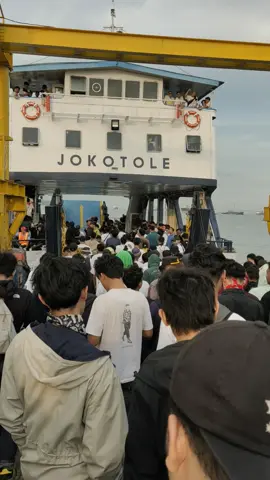 PERIB JUARA 💙 . #awaydaymadura #madura #persib #persibjuara #champion #bobotoh #fyp #viral #trending #fypシ゚viral #persibbandung #bandung 