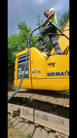 Slapping some road in to a new barn site.  #komatsu #case #peterbilt389 #peterbilt #fioreexcavation #fiorepropertyservices #fyp #fypシ゚viral #cumminsdieselpower #greenmountains #vermont #dirtwork #constructionlife #construction #excavationlife #excavators #excavation #pc228 #casedozer #dozeroperator #equipment #dumptruck #cavendishvermont #ramtrucks #paydirtwithkdirt #paydirt #roadwork #constructionworker #constructionequipment @Dan New @Ryan 