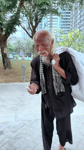 Homeless old man and heartwarming act of kindness #help #kindness #food #viral #trending #short 