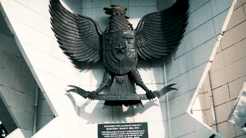 Kini, pancasila sebagai dasar negara terlihat seperti slogan saja Bukan berarti Pancasila tidak memiliki makna yang mendalam Melainkan karena warga negara Indonesia sudah tidak lagi memegang pancasila sebagai pegangan Falsafah kehidupan Ini menjadi tugas bangsa Indonesia untuk memegang teguh kembali falsafah hidup kita, agar terciptanya Bangsa Indonesia yang beratapkan keadilan, berpijak dalam kebijaksanaan, terikat dalam persatuan, dan beriman dalam setiap perbedaan. #harilahirpancasila #pancasila #cinematic #1juni 