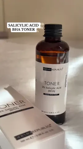 Salicylic acid for me, is the holygrail ingredient to help clean out the pores from excessive oil and pang kalma ng acne. 💫 #dermorepubliqsalicylicacid #bhatoner #dermorepubliq #salicylicacid #pores #acnetreatment #skincareroutine #dermorepubliqtoner #blackheadremover 