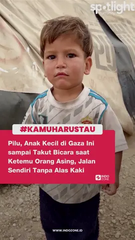 Bikin nangis berjamaah :(  Potret seorang anak kecil di Gaza, Palestina yang diunggah akun Instagram @spotlighthumanity mengundang reaksi pilu.  Pada klip yang sudah disaksikan lebih dari 60 juta kali itu, menampilkan betapa was-wasnya bocah lelaki itu ketika bertemu orang asing di pengungsian.  Raut wajahnya nampak ketakutan, berjalan sendiri dengan pakaian lusuh, serta tanpa alas kaki.  Ketika ditanya apakah kondisinya lapar, ia mengangguk, lalu diberikan sebungkus makanan. Perlahan-lahan, makanan itu dibawa ke dalam tenda, dengan pandangan terus ke arah orang yang memberinya makan.  Tentu ada kekhawatiran, namun setelahnya, senyum manis langsung terpancar, serta di akhir, memberikan perpisahan hangat.  Sehat-sehat kamu, dek :')  Video: Instagram/spotlighthumanity  [Baca berita dan informasi menarik lainnya hanya di www.indozone.id]