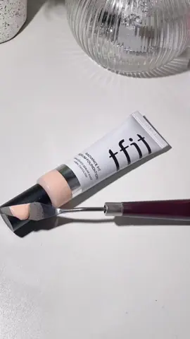 Tfit Radiance Fit Serum Foundation ✨ This foundation has a serum-based formula that offers a lightweight, non-drying, and flawless finish with long-lasting radiance from morning to night. It provides a glass-like skin finish and has deep moisturizing properties, thanks to its highly concentrated serum ingredients, which protect against dryness and allow for daily use without irritation. It also comes in 19 shades to choose from. Once you've blended this onto your skin, you can immediately see how glowy and radiant it looks. As someone with oily skin, I find that I need a setting powder to tone down the shine. Given the hit humid weather here in the Philippines, I might not reach for this often. However, I might use it in a colder climate when I want to achieve a healthy, glowy base. If you have normal or dry skin, this might suit you better. @tfit.global  #tfit #tfitserumfoundtion #makeup #BeautyTok 