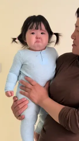 Crying bb, hold your tears 😢 #funnybaby #duduna #taotaofans #cutiebaby #tutuna #chubbygirl #babygirl #babytiktok #babyfever #babygirl #fypmalaysia #taotaotiktok #gemoysekalii #babycry #cryingbaby 