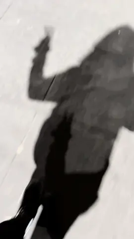 La delicia de cambiar de noche.  #sombras #jugar #jugarconsombras#caminata #camibatanocturna #shade #walking #shadow #night #nightwalk 