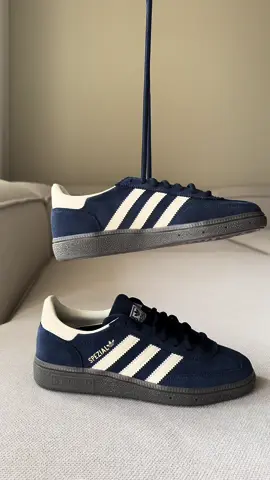 new in: adidas spezial in night indigo/ cream white/ cloud white 🫐 #adidas #adidasoriginals #adidasspezial #adidashandballspezial #adidasspezialnightindigo #nightindigo #adidasspezialnavy #newshoes #fashion #fashiontiktok #fashioninspo #shoeinspo 