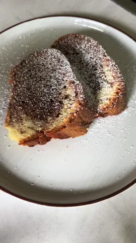 Nutella-Marmorgugelhupf ❣️ Zutaten: 4 Eigelb 250g Zucker 1Pkg Vanillezucker 125ml Milch 125ml Öl 250g Mehl 1/2Pkg Backpulver 4 Eiklar 2EL Nutella Zubereitung: Eigelb mit Zucker und Vanillezucker schaumig rühren. Unter rühren das Öl und die Milch (abwechselnd und langsam) hinzufügen. Mehl mit Backpulver vermischen und ebenfalls in die Masse rühren. Eiklar steif schlagen und unter die Masse heben. Den Teig in 2 Teile aufteilen, in die eine Hälfte 2 Esslöffeln Nutella einrühren. Nun den Teig abwechselnd in eine ausgefettete Form geben. Bei 180 Grad Heissluft ca. 50 Minuten backen. Mit Staubzucker bestreuen und genießen. Viel Spaß beim nachbacken❣️ #schnellesrezept#gugelhupf#marmorgugelhupf#nutella#viral#rezeptvideo#fy#backen#backenmitliebe#backenmachtglücklich#coffeecake#coffeebreak 