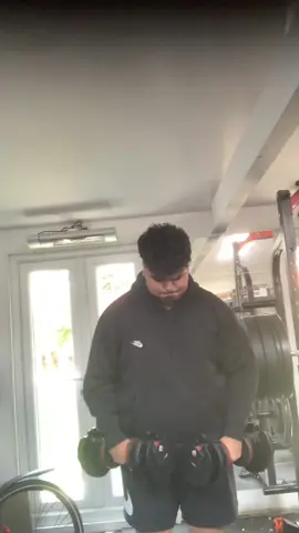 Come with me to hit legs and shoulders #CapCut #gym #fyp 