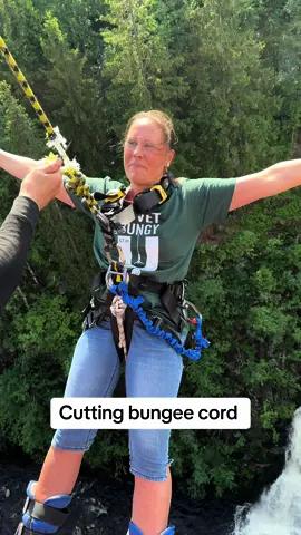 Cutting the bungee cord with knife 😳 @juvetbungy.no @Juvet Bungy #juvetbungy #bungee #bungeejumping #adrenaline #bungyjump #explore #viral #travel #norwegianglobetrotters #norway #visitnorway 