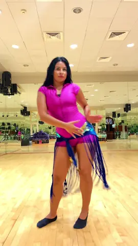 Double figure 8s. Another walking step engaging our hips #bellydancetutorial #bellydancebasics #bellydanceinstruction #bellydanceclass #bellydanceclassabudhabi #bellydancing #bellydancehowto #bellydanceinstructor #bellydanceinstruction #orientaldance