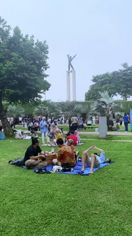 Weekend at Semasa Piknik 🌳🍃 A vibrant picnic experience set against the charming historical backdrop of Lapangan Banteng. From May 31 to June 2, 2024, enjoy live music, delicious treats, and fun activities in an open-air setting.  Start planning your perfect picnic getaway! 🧺 #EnjoyJakarta #SeeMoreJoy #JakartaTourism #Jakcation #VisitJakarta #DiJakartaAja #SemasaPiknik #LapanganBanteng 