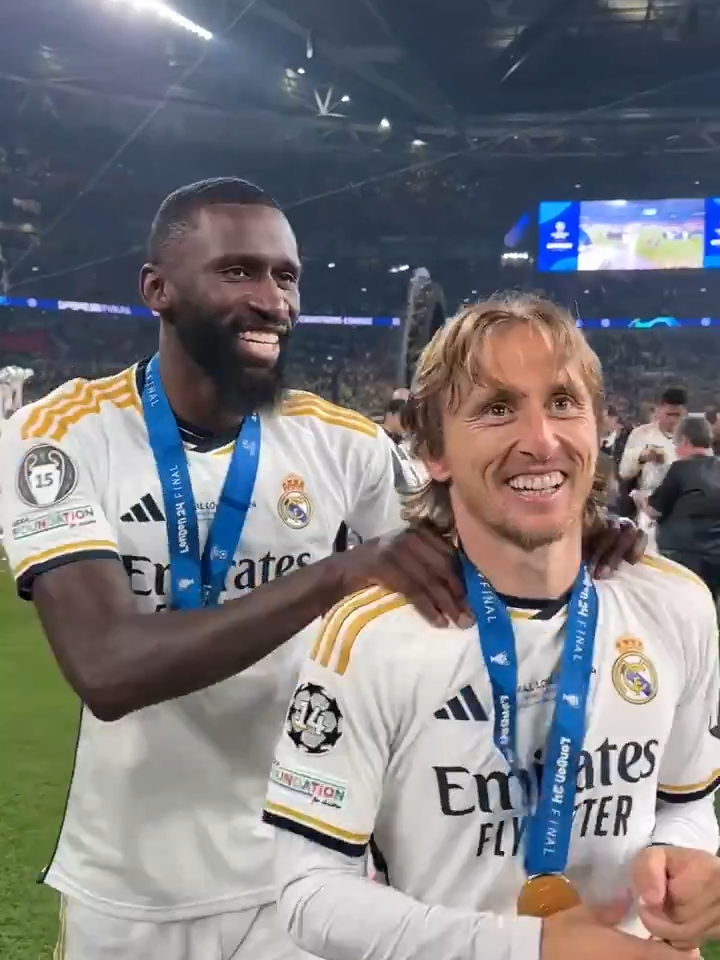 QUE RESENHA! 🤣🤣 Simplesmente Rüdiger comemorando as SEIS Champions Leagues de Luka Modric. E cabe mais, ok? 👀👀 🎥: Champions League #Futebolinternacional #Modric #Rudiger #RealMadrid