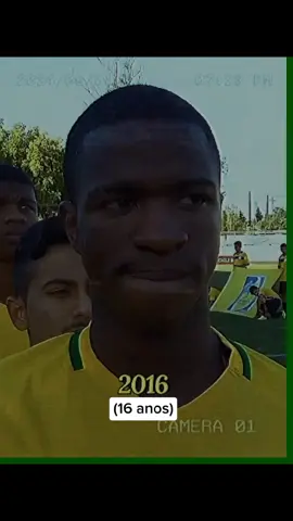 Nascido em São Gonçalo, no Rio de Janeiro, em 12 de julho de 2000, Vinícius José Paixão de Oliveira Júnior, mais conhecido como Vini Júnior, começou a jogar futebol ainda criança. Aos 6 anos, foi matriculado em uma escolinha do Flamengo e logo se destacou pelas habilidades acima da média. Vini Jr é um grande exemplo de superação,o garoto veio de uma família muito humilde,mas ele mostrou que com persistência, humildade e força de vontade podemos chegar onde queremos!! Vini inspira milhões de crianças e adultos!! foi xingando,vaiado,sofreu racismo mas, nunca desistiu,esse muleque merece o mundo,tudo que conquistou e vem conquistando é mérito de sua bravura.... Te amamos ídolo 🥹🏆 