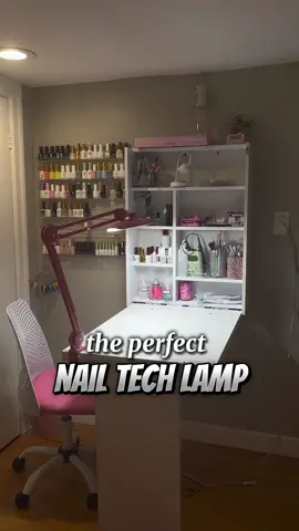 and its pink too🥹😍😍 what else could you ask for 👏🏼👏🏼 its really the best lamp ive tried #ttsacl #nailtech #gelnails #gelpolish #gelxnailtech #beginnernailtech #naildesk #naildesksetup #naillamp #moonlamp #desklamp #nailtechlamp #nailtechsetup #nailroom #nailroomtour 