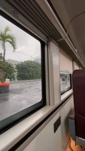 kisah kita singkat banget ya? #keretaapi #keretaapiindonesia #meretaapilita #cintakeretaapiindonesia #sadvibes 