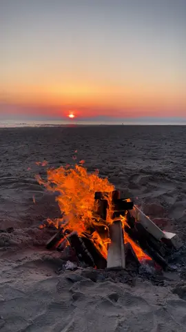 Golden hour at the beach with a crackling campfire and the perfect sunset. Pure magic in Wales. 🌅🔥 #WalesWonder #BeachCampfire #SunsetMagic #UKAdventures #CoastalVibes #Wales #campinglife #campfire #goldenhour #sunsethunters #sunset #sunsetlovers #june2024 #makingmemories #familytime 