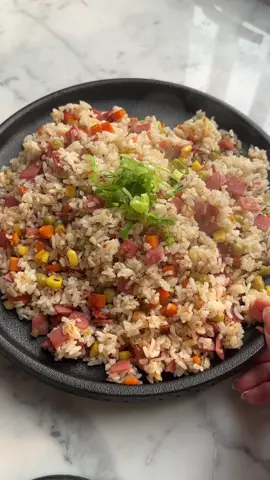 nasgor smoked beef 🥵 #alexcooks  Bahan: 3 porsi nasi yang sudah didiamkan minimal semalam di kulkas 5 bawang putih 1/4 bawang bombay 1 daun bawang 1/3 wortel 3 sdm jagung kaleng 3 sdm kacang polong kaleng 3-4 lembar smoked beef mentega garam kaldu bubuk micin gula lada 